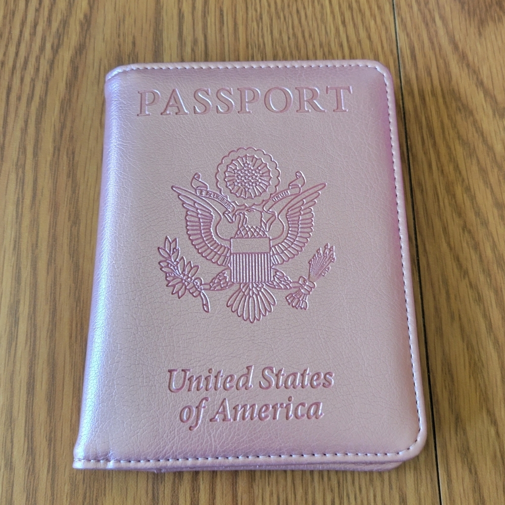 Only used once passport and Vaccination card holder